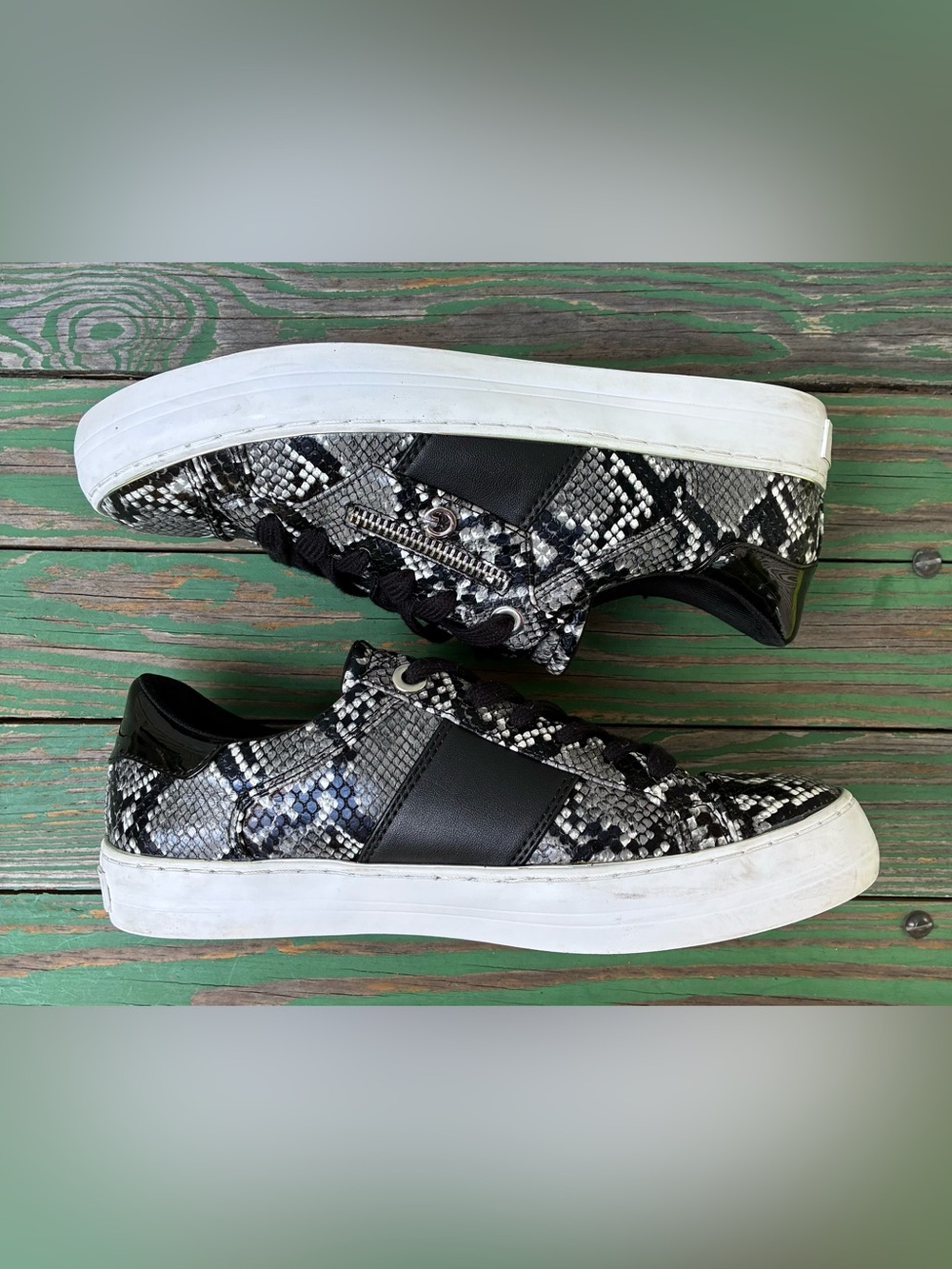 Guess Womens Tennis Shoes GBG Los Angeles Black/White Snakeskin Print Sz 8.5